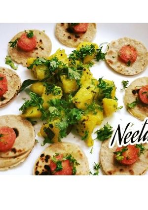 A picture of Aloo sabzi with mini chapati bites.