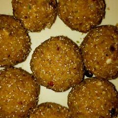 A picture of Methi ke ladoo.