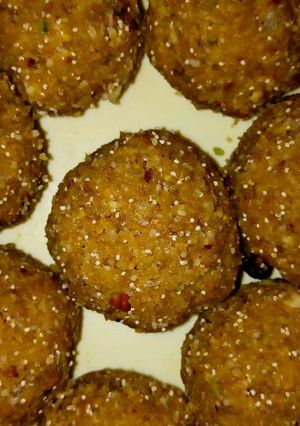 A picture of Methi ke ladoo.