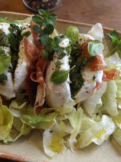 Una foto de Ensalada de mozzarella de búfala, jamón ibérico y aceite de hierbas frescas