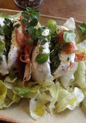 Foto principal de Ensalada de mozzarella de búfala, jamón ibérico y aceite de hierbas frescas