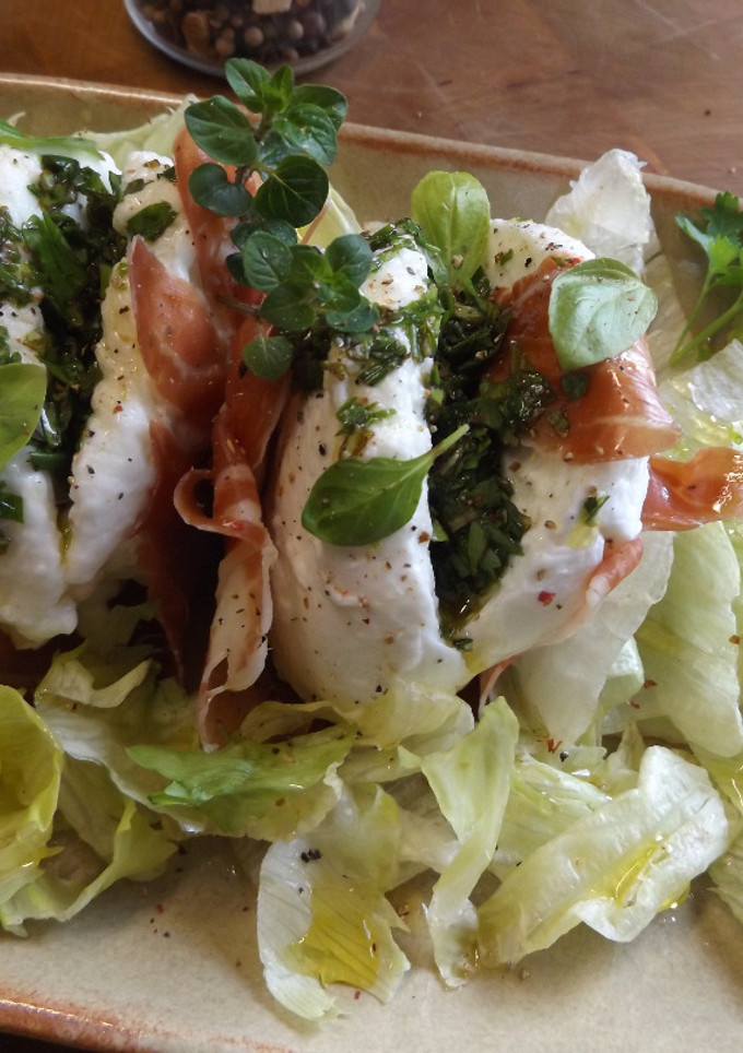Una foto de Ensalada de mozzarella de búfala, jamón ibérico y aceite de hierbas frescas