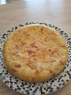 Foto principal de Tortilla de patatas rellena de jamón york y queso