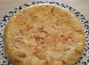 Una foto de Tortilla de patatas rellena de jamón york y queso