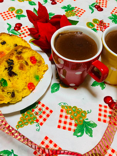 Una foto de Chocolate Caliente Cremoso 🍫☕  Acompañado de Queque Inglés Navideño  🍰
