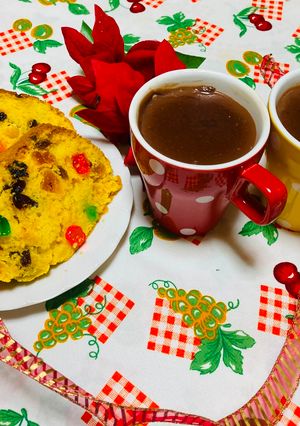 Una foto de Chocolate Caliente Cremoso 🍫☕  Acompañado de Queque Inglés Navideño  🍰