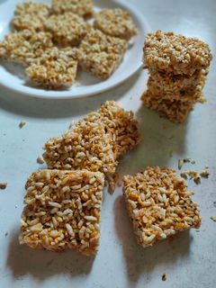 मुरमुरा पोहा चिक्की (Murmura poha chikki recipe in Hindi) रेसिपी मुख्य फोटो