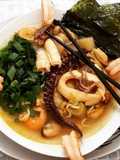 Sopa Oriental de Frutos do Mar com Algas e Legumes