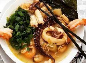 Foto de Sopa Oriental de Frutos do Mar com Algas e Legumes