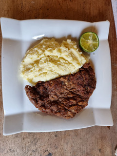 Una foto de Milanesa con puré de papas