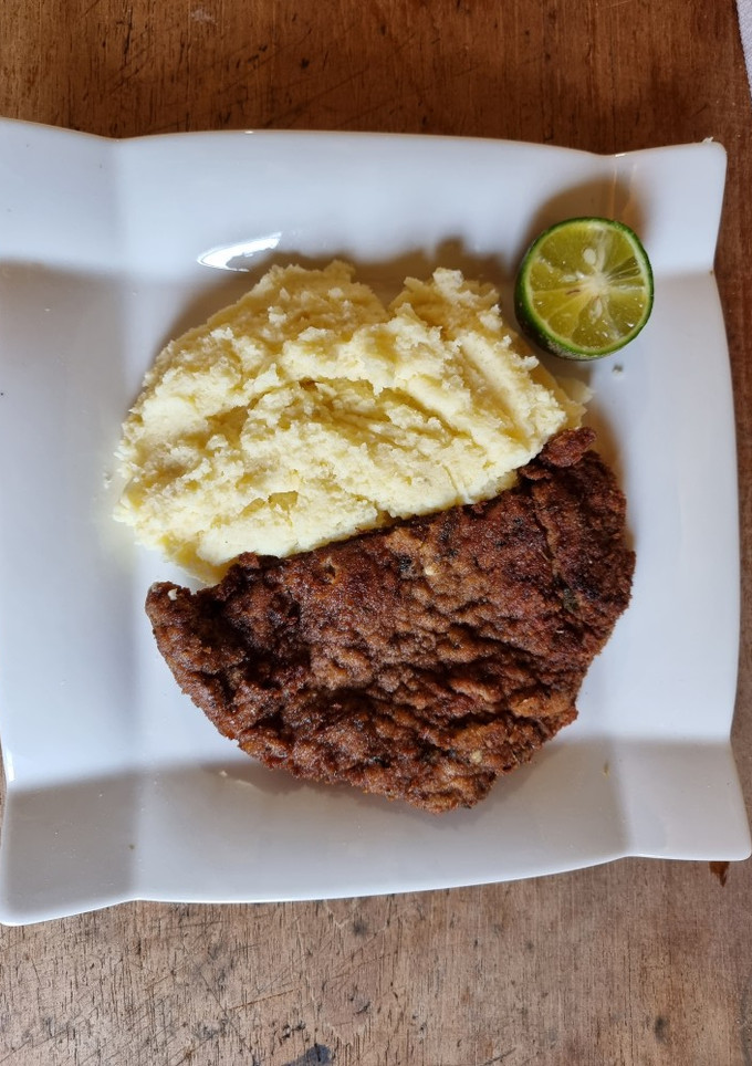 Una foto de Milanesa con puré de papas