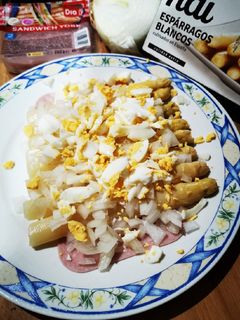 Una foto de Espárragos blancos con jamón, huevo cocido y cebollita