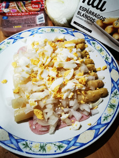Una foto de Espárragos blancos con jamón, huevo cocido y cebollita