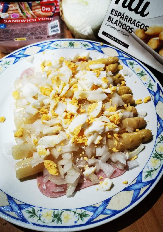 Una foto de Espárragos blancos con jamón, huevo cocido y cebollita