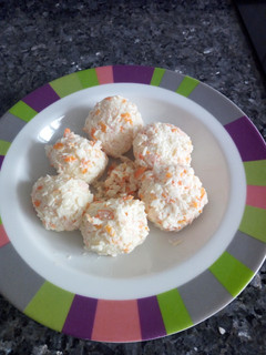 Una foto de Bolitas de arroz con surimi