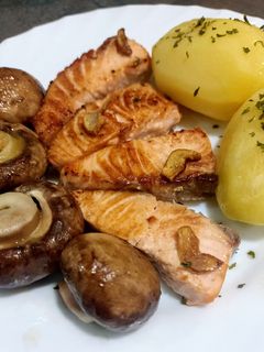 Una foto de Lomitos de salmón y portobello
