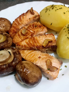 Una foto de Lomitos de salmón y portobello