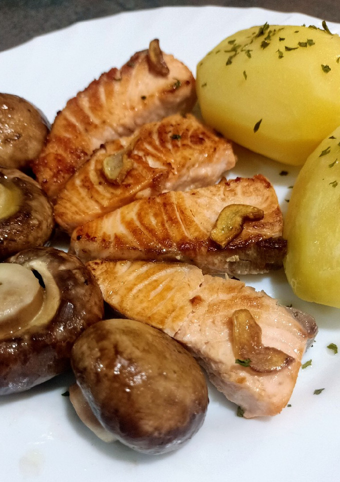 Una foto de Lomitos de salmón y portobello