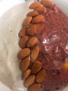 Una foto de Smoothie bowl de plátano, arándanos, mango y almendras