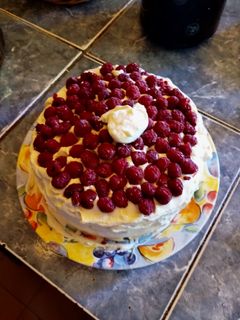 Una foto de Torta de merengues frambuesas