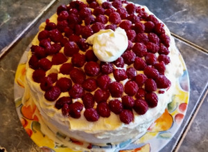 Una foto de Torta de merengues frambuesas