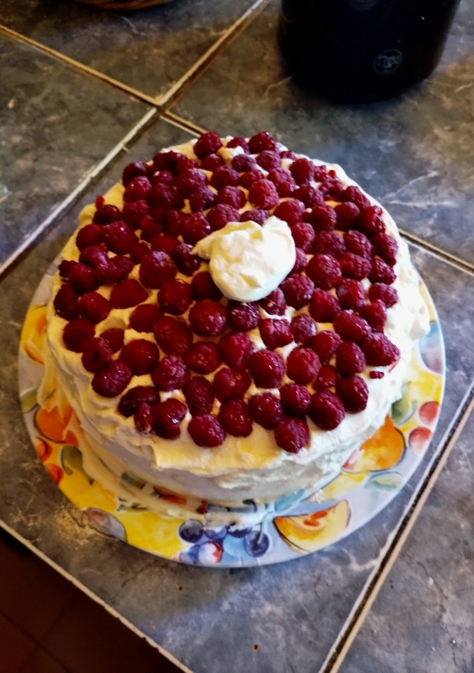 Una foto de Torta de merengues frambuesas