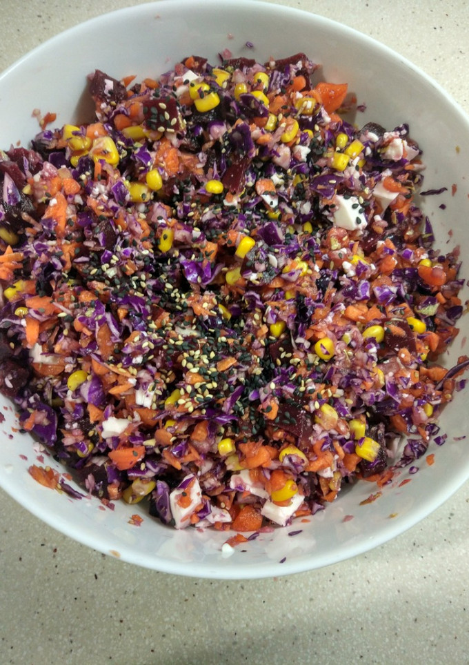 Una foto de Ensalada desintoxicante de col lombarda, zanahoria y remolacha