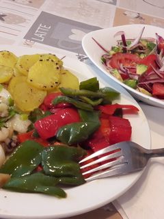 Una foto de Calamares al ajillo con verduras, patatas y súper ensalada :)