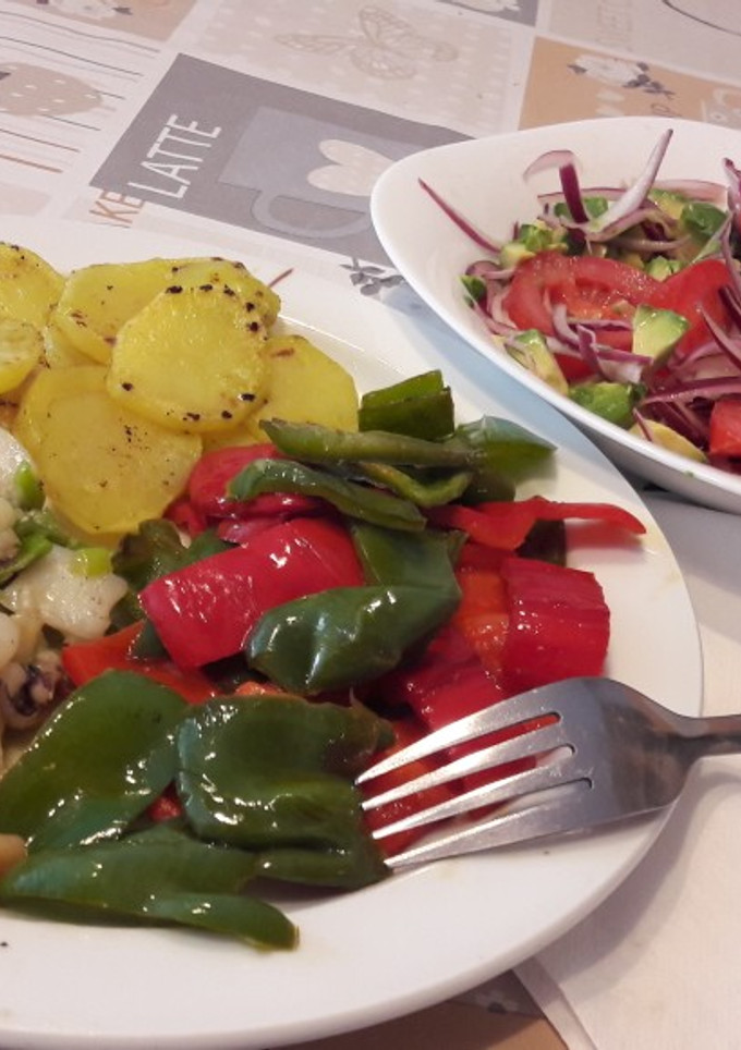 Una foto de Calamares al ajillo con verduras, patatas y súper ensalada :)
