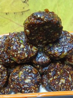 खजूर ड्राय फ्रूट बर्फी (khajur dry fruit barfi recipe in marathi) रेसिपी चे मुख्य फोटो