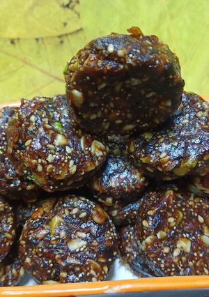 खजूर ड्राय फ्रूट बर्फी (khajur dry fruit barfi recipe in marathi) रेसिपी चे मुख्य फोटो 