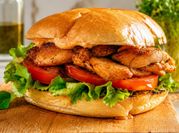 Una foto de sandwich de pollo cheddar