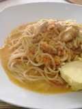 Tallarines con atún y salsa de zanahoria