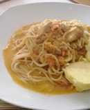 Tallarines con atún y salsa de zanahoria