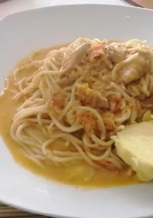 Una foto de Tallarines con atún y salsa de zanahoria