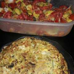 Una foto de Tortilla de vegetales y ensalada