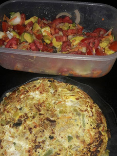 Una foto de Tortilla de vegetales y ensalada