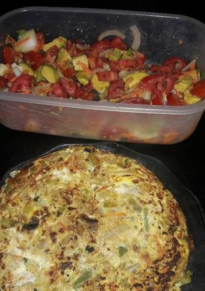 Una foto de Tortilla de vegetales y ensalada