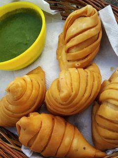 मेवा और मूंग दाल समोसा (mewa aur moong dal samosa recipe in hindi) रेसिपी मुख्य फोटो