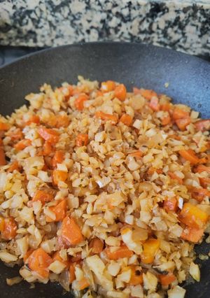 Una foto de Coliflor y zanahoria al pimentón