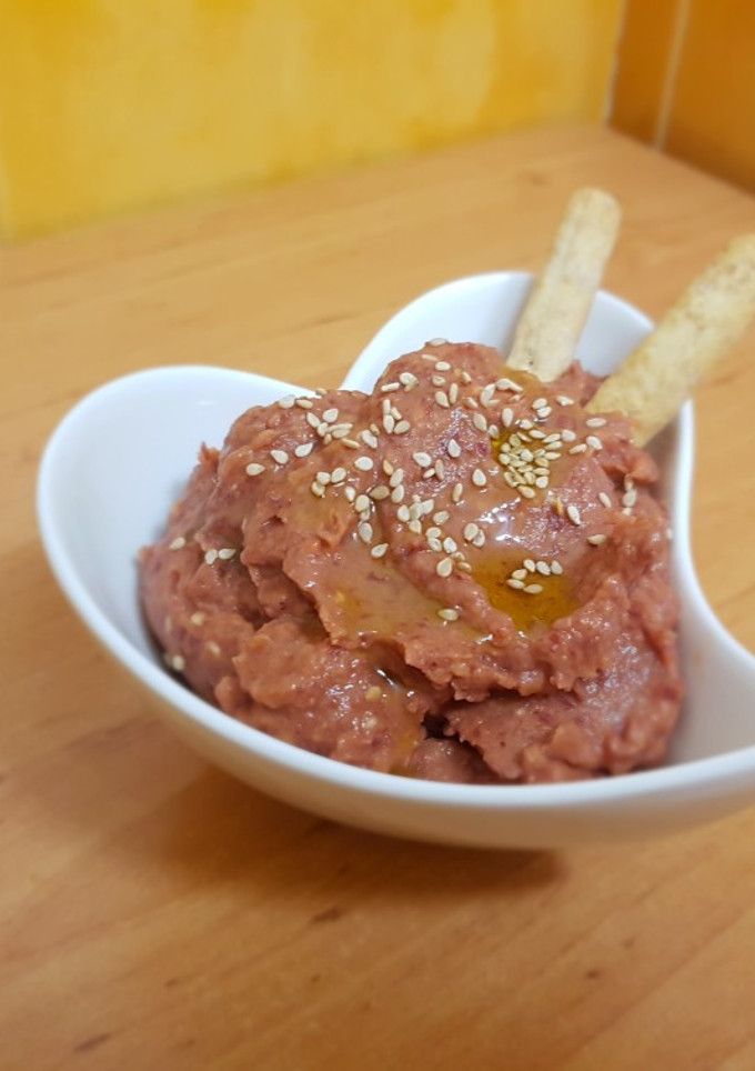 Una foto de Hummus de alubias rojas y pimiento asado