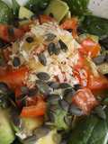 Ensalada de espinacas con tomates, aguacate y queso Pecorino