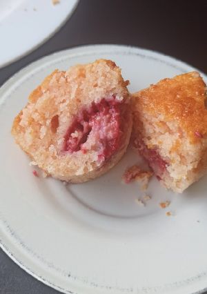 Une photo de Gâteau yaourt, biscuits roses de Reims, framboises fraîches
