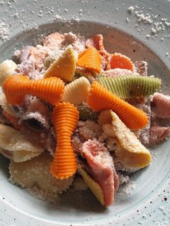 Una foto de 🍄🍄Pasta de colores con fiambre de pavo y champiñones