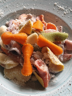 Una foto de 🍄🍄Pasta de colores con fiambre de pavo y champiñones