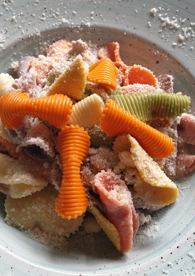 Una foto de 🍄🍄Pasta de colores con fiambre de pavo y champiñones