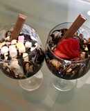Copas con fruta, nata, chocolate y galletas