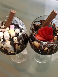 Una foto de Copas con fruta, nata, chocolate y galletas