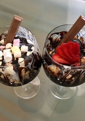 Una foto de Copas con fruta, nata, chocolate y galletas