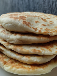 Una foto de Pan🥯🫓 sin levadura🥐 y hecho en la sartén🥖🥰😘🤩